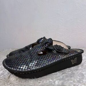 Alegria by PG Iridescent Mermaid Print Slip-On Clogs Women’s Size 36 6-6.5